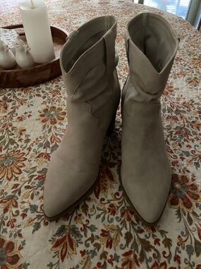 Cute boots, size 11, very clean.